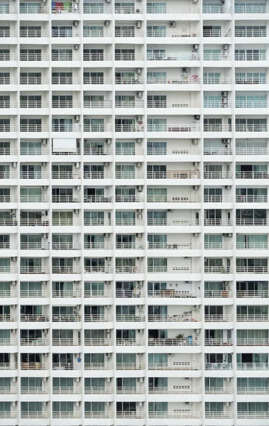 Fenster eines Mehrfamilienhauses — Stockfoto