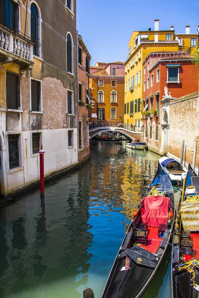Färgglada Byggnader Och Gröna Kanalerna Med Gondoler Venedig Italien — Stockfoto
