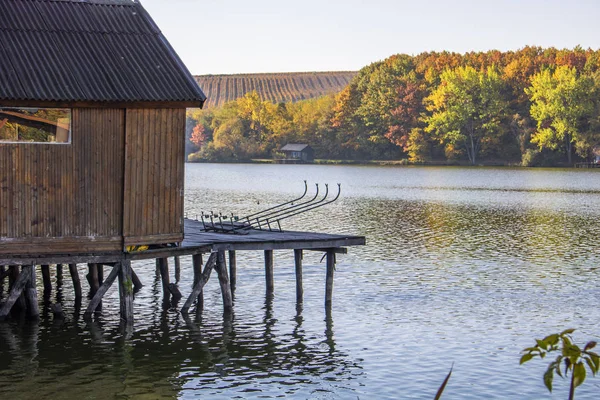 釣り桟橋と小屋湖に晴れた秋の日に — ストック写真