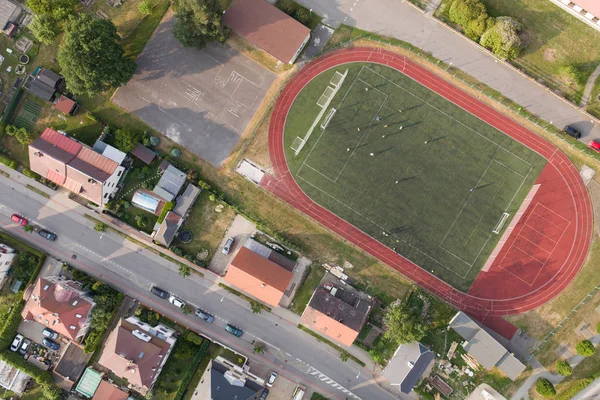 Αεροφωτογραφία Του Αμερικάνικο Ποδόσφαιρο Πεδίο Στην Πόλη — Φωτογραφία Αρχείου