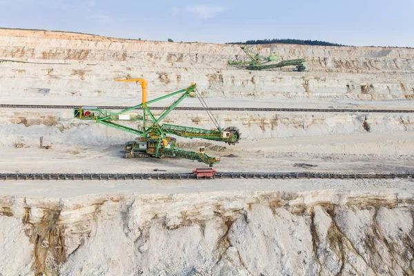 矿山工业及采石场重型设备景观鸟瞰图 — 图库照片
