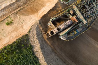 Kömür Maden Sanayi ve ağır ekipman ocağı üzerinde doğal havadan görünümü