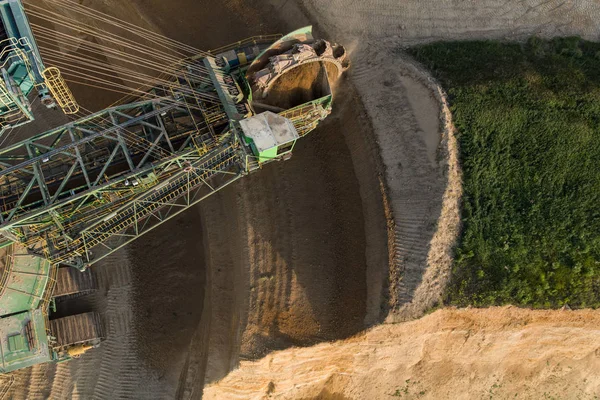 採石場の石炭鉱山業界や重い装備の風光明媚な空撮 — ストック写真