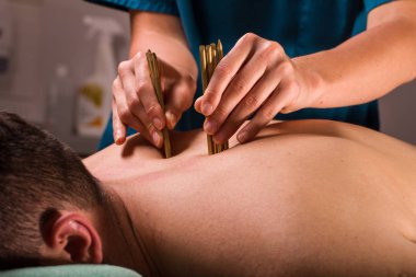 Derin doku vücut masaj terapisi erkek arka için yapıyor masaj terapisti görünümünü kapat