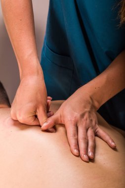 Derin doku vücut masaj terapisi erkek arka için yapıyor masaj terapisti görünümünü kapat