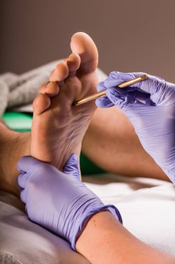 Masaj terapisti erkek ayak için derin doku vücut masajı yapıyor