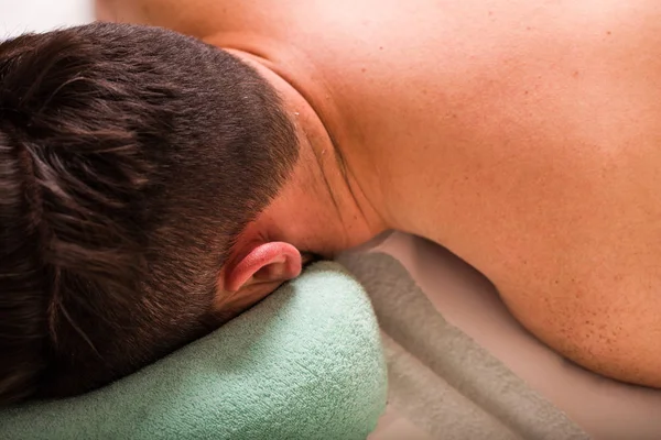 Vista Vicino Dell Uomo Sulla Terapia Massaggio Nel Salone — Foto Stock