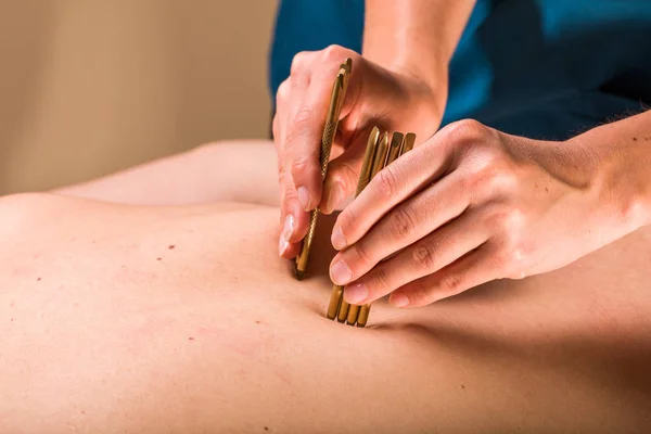Tæt Visning Massage Terapeut Gør Dybt Væv Krop Massage Terapi - Stock-foto