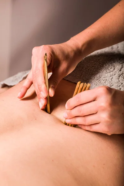 Tæt Visning Massage Terapeut Gør Dybt Væv Krop Massage Terapi - Stock-foto