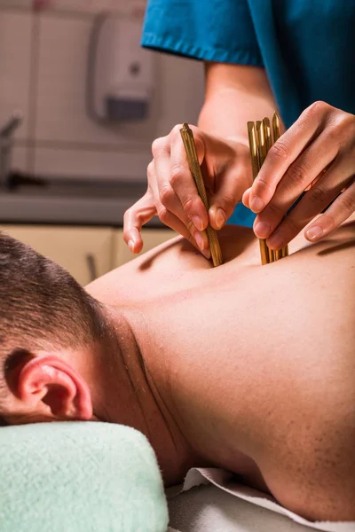 Vista Vicino Del Massaggiatore Che Una Terapia Massaggio Del Corpo — Foto Stock