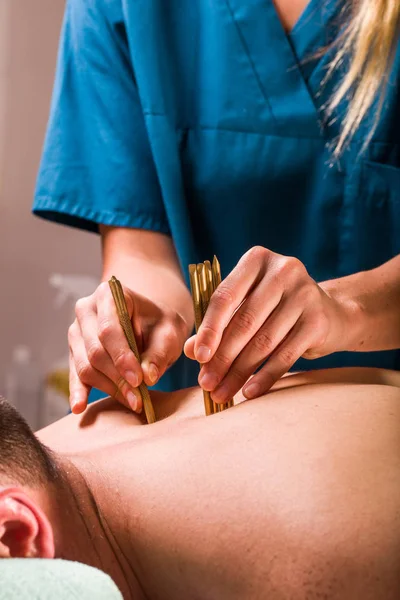 Nahaufnahme Der Massagetherapeutin Bei Der Tiefengewebe Körpermassage Für Den Männlichen — Stockfoto