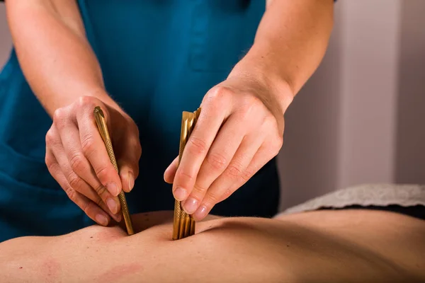 Vista Vicino Del Massaggiatore Che Una Terapia Massaggio Del Corpo — Foto Stock