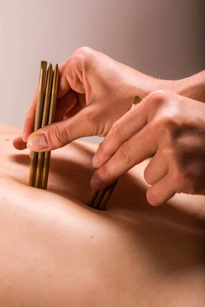 Visão Aproximada Terapeuta Massagem Fazendo Terapia Massagem Corporal Profunda Para — Fotografia de Stock