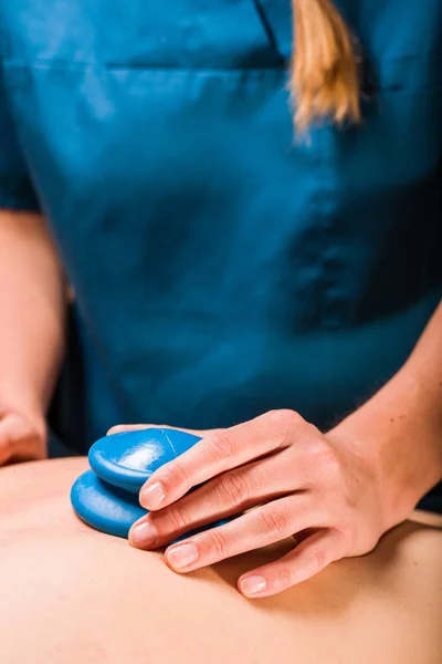 Vista Cercana Del Masajista Haciendo Terapia Masaje Corporal Tejido Profundo — Foto de Stock