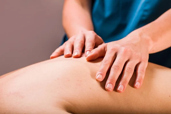 Weergave Van Massagetherapeut Diepe Weefsel Lichaam Massage Therapie Voor Mannelijke — Stockfoto