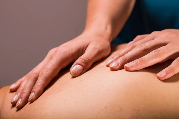 Vista Vicino Del Massaggiatore Che Una Terapia Massaggio Del Corpo — Foto Stock
