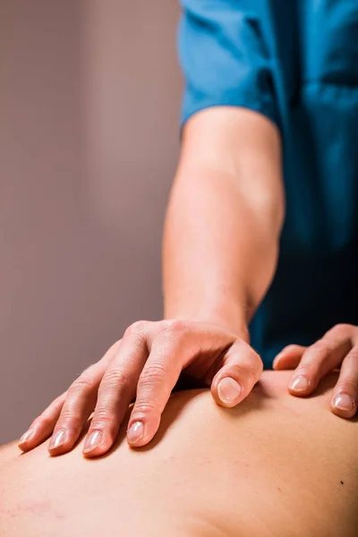 Vista Vicino Del Massaggiatore Che Una Terapia Massaggio Del Corpo — Foto Stock