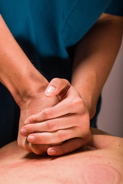 Nahaufnahme Der Massagetherapeutin Bei Der Tiefengewebe Körpermassage Für Den Männlichen — Stockfoto