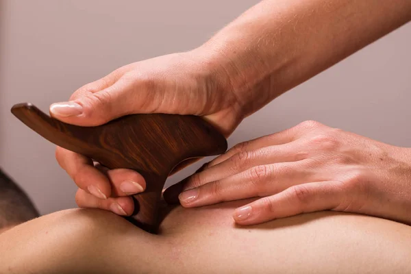 Nahaufnahme Der Massagetherapeutin Bei Der Tiefengewebe Körpermassage Für Den Männlichen — Stockfoto
