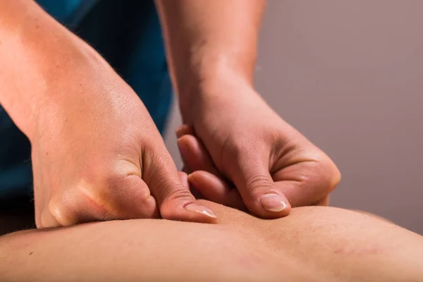 Nahaufnahme Der Massagetherapeutin Bei Der Tiefengewebe Körpermassage Für Den Männlichen — Stockfoto