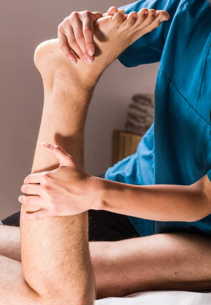 Masajista Haciendo Masaje Corporal Tejido Profundo Para Pie Masculino —  Fotos de Stock