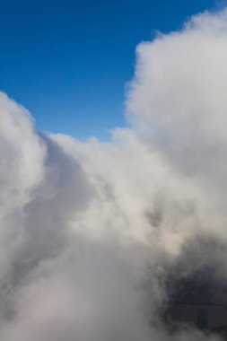 Bulutların ve mavi gökyüzünün havadan görünüşü 