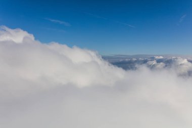 Bulutların ve mavi gökyüzünün havadan görünüşü 