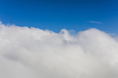 Bulutların ve mavi gökyüzünün havadan görünüşü 