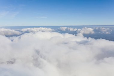 Bulutların ve mavi gökyüzünün havadan görünüşü 