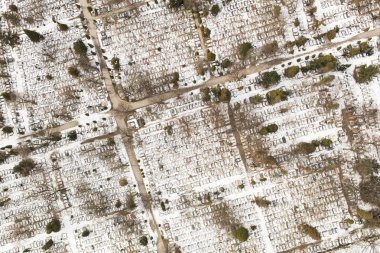 Polonya wroclaw city kış mezarlıkta havadan görünümü