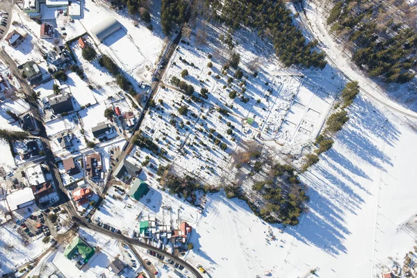 Вид с воздуха на зимний горный ландшафт — стоковое фото
