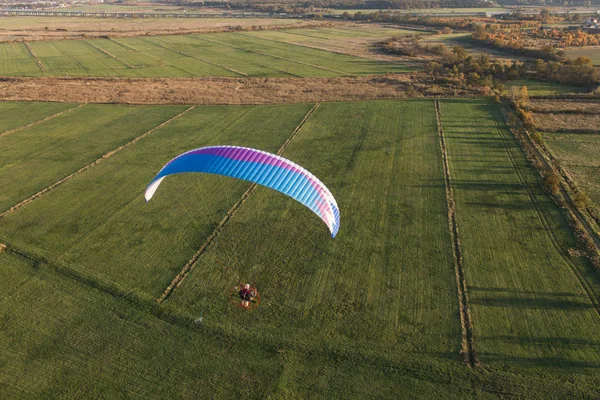 Paraşütçünün hava görüntüsü — Stok fotoğraf