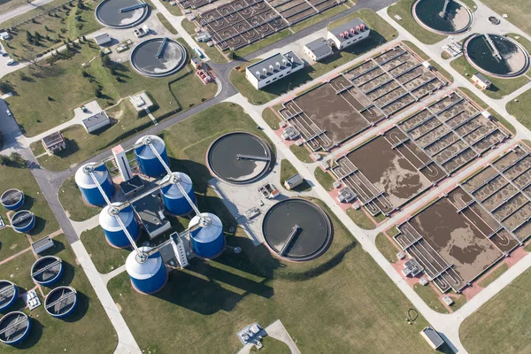 Uitzicht vanuit de lucht op de afvalwaterzuiveringsinstallatie — Stockfoto