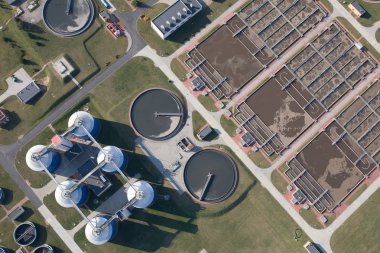 Atık su arıtma tesisinin havadan görüntüsü
