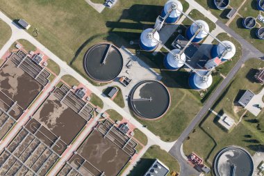 Atık su arıtma tesisinin havadan görüntüsü