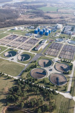 Atık su arıtma tesisinin havadan görüntüsü