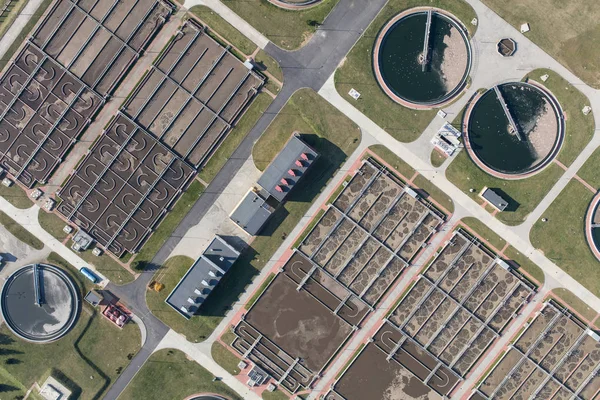 Uitzicht vanuit de lucht op de afvalwaterzuiveringsinstallatie — Stockfoto