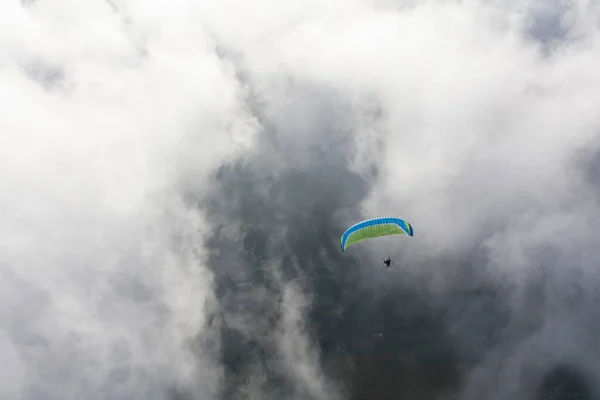 Bulutların Üzerindeki Paraglider Hava Görüntüsü — Stok fotoğraf