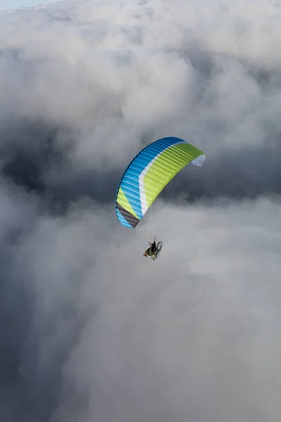 Antenn Utsikt Över Paraglider Över Molnen — Stockfoto