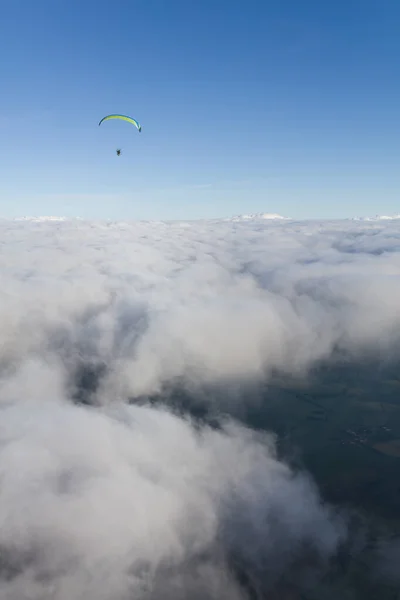 Εναέρια Άποψη Του Αλεξίπτωτου Πλαγιάς Πάνω Από Σύννεφα — Φωτογραφία Αρχείου