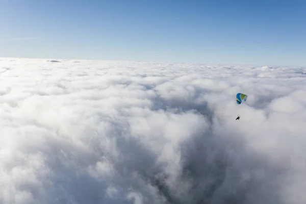 Antenn Utsikt Över Paraglider Över Molnen — Stockfoto