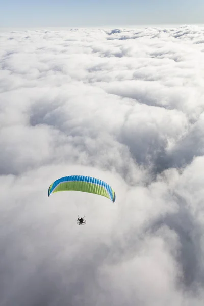 Antenn Utsikt Över Paraglider Över Molnen — Stockfoto