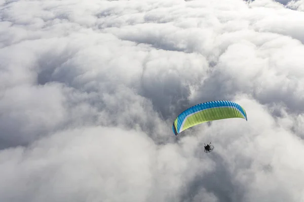 雲の上のパラグライダーの空中からの眺め — ストック写真