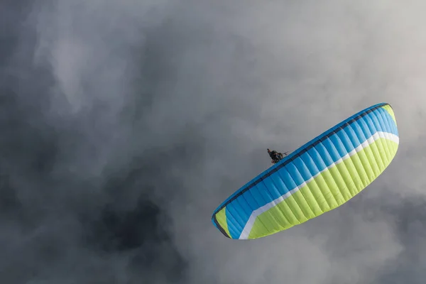 Воздушный Вид Параплана Над Облаками — стоковое фото