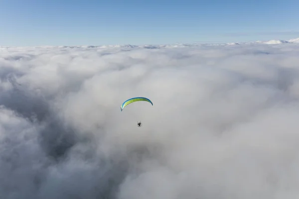 Antenn Utsikt Över Paraglider Över Molnen — Stockfoto