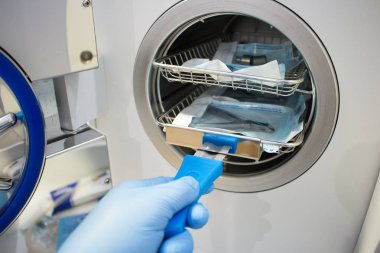 Otoklav içinde tıp aletleri sterilize. Steril tıbbi aletleri çalışmaktan Temizleme için donatım.
