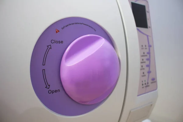 Otoklav içinde tıp aletleri sterilize. Steril tıbbi aletleri çalışmaktan Temizleme için donatım.