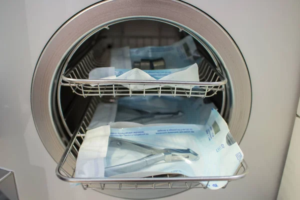 Otoklav içinde tıp aletleri sterilize. Steril tıbbi aletleri çalışmaktan Temizleme için donatım.