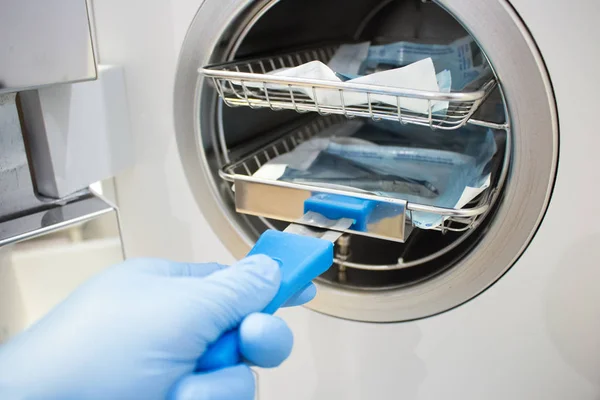 Otoklav içinde tıp aletleri sterilize. Steril tıbbi aletleri çalışmaktan Temizleme için donatım.