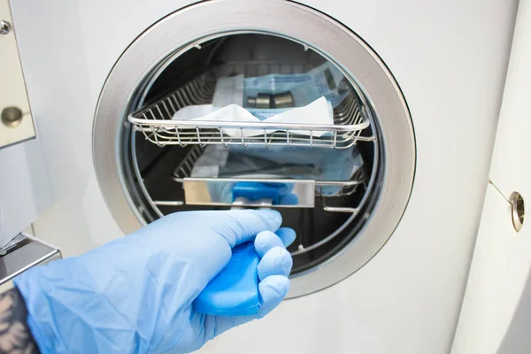 Otoklav içinde tıp aletleri sterilize. Steril tıbbi aletleri çalışmaktan Temizleme için donatım.